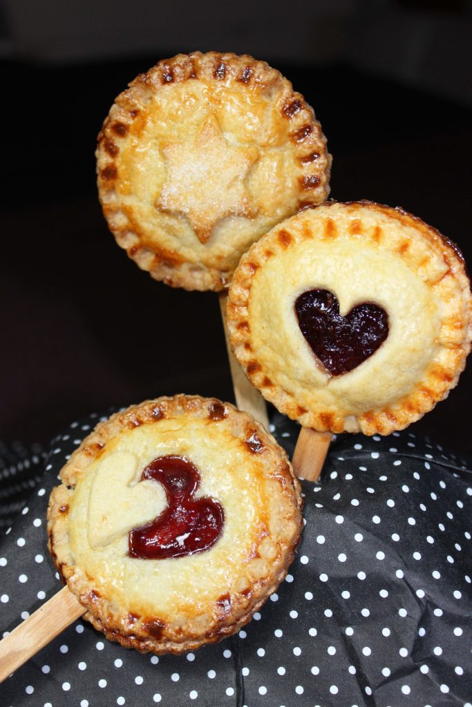 Frohe Weihnachten - Mandel-Marzipanguglhupf mit Cranberries - Maren ...