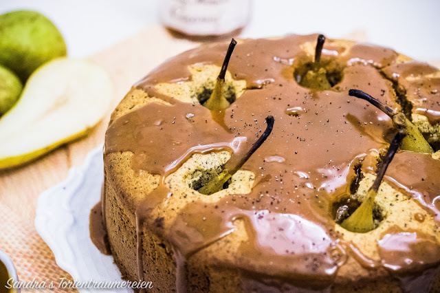 Birnen-Mohn-Torte mit Karamellsauce - Sandras TortentraÌˆumereien