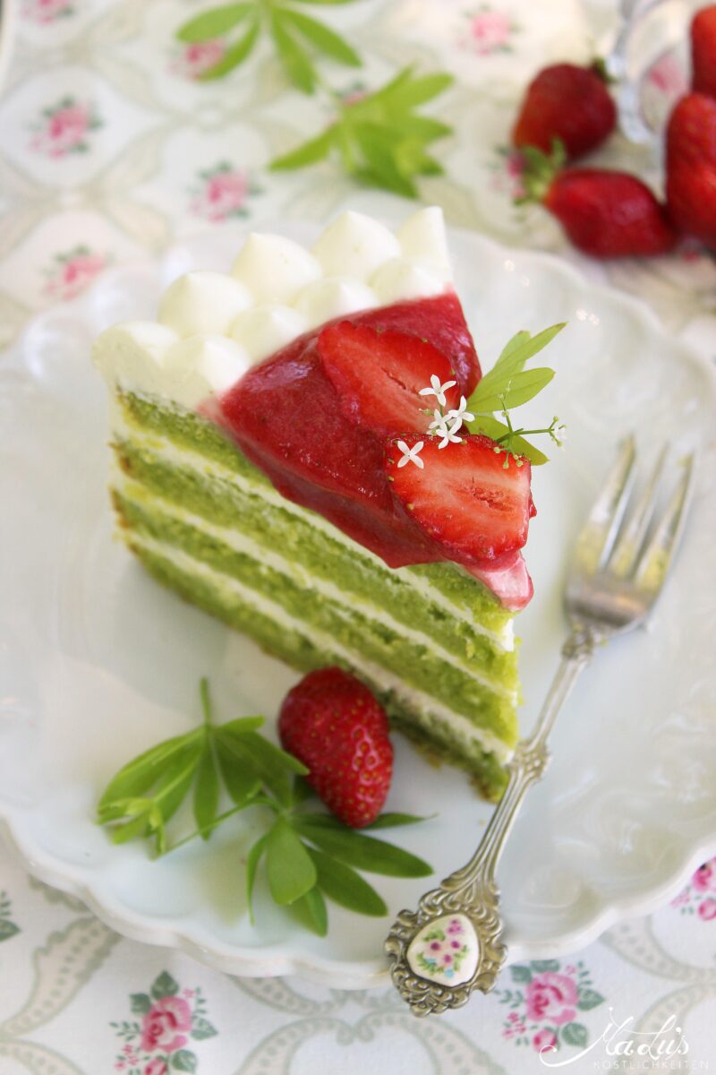 Waldmeistertorte mit Erdbeeren - Natürlich Maigrün