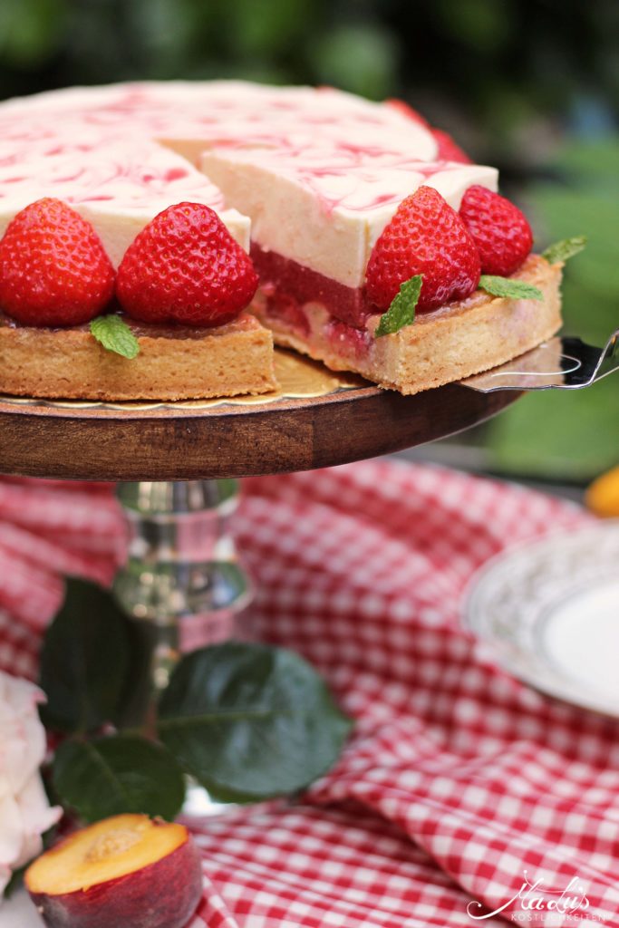 Erdbeer-Pfirsich Torte mit saftigem Mandelboden - Maren Lubbe - Feine ...