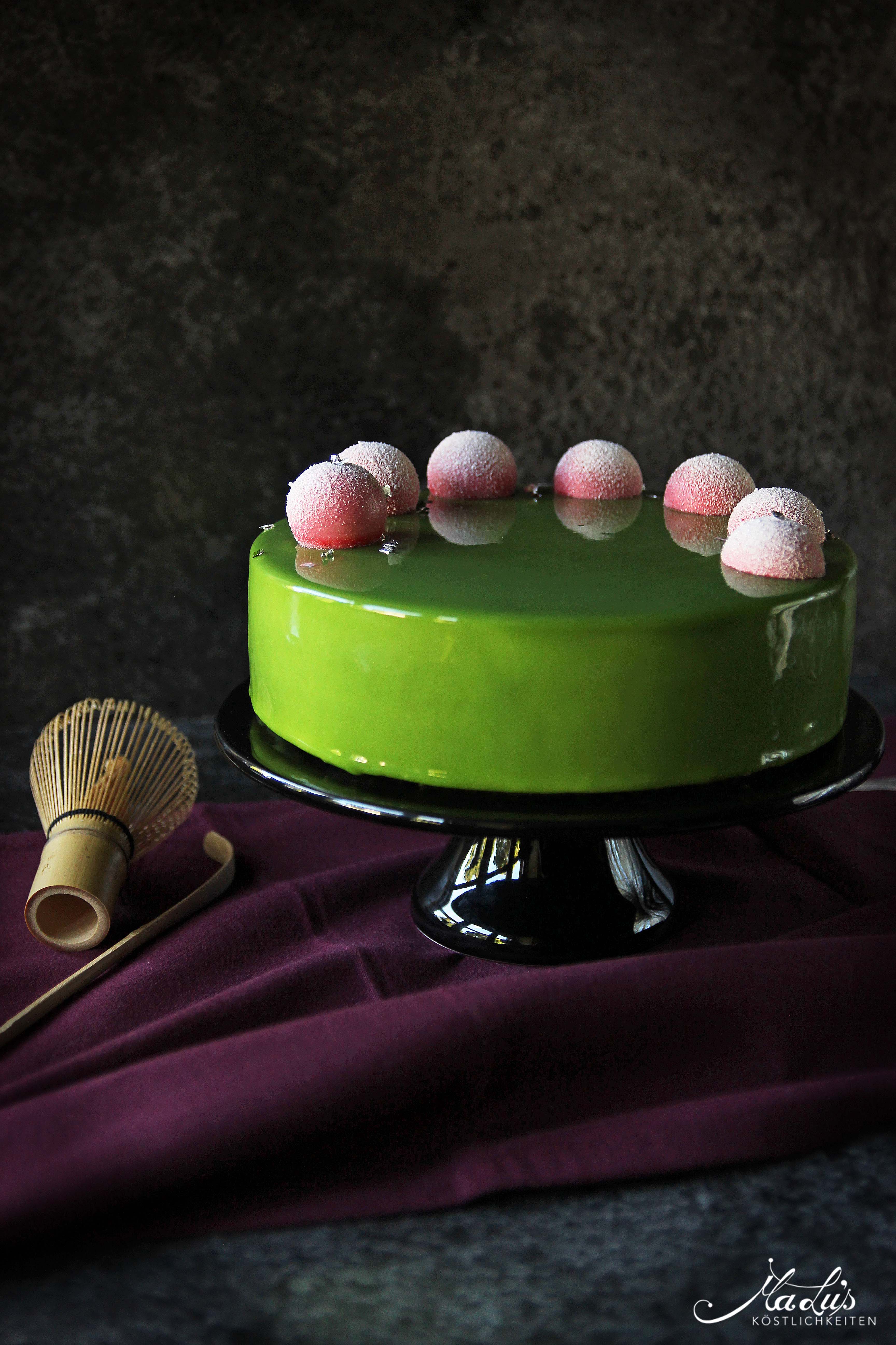 Matcha-Limetten Torte mit Himbeere & schwarzem Sesambiskuit