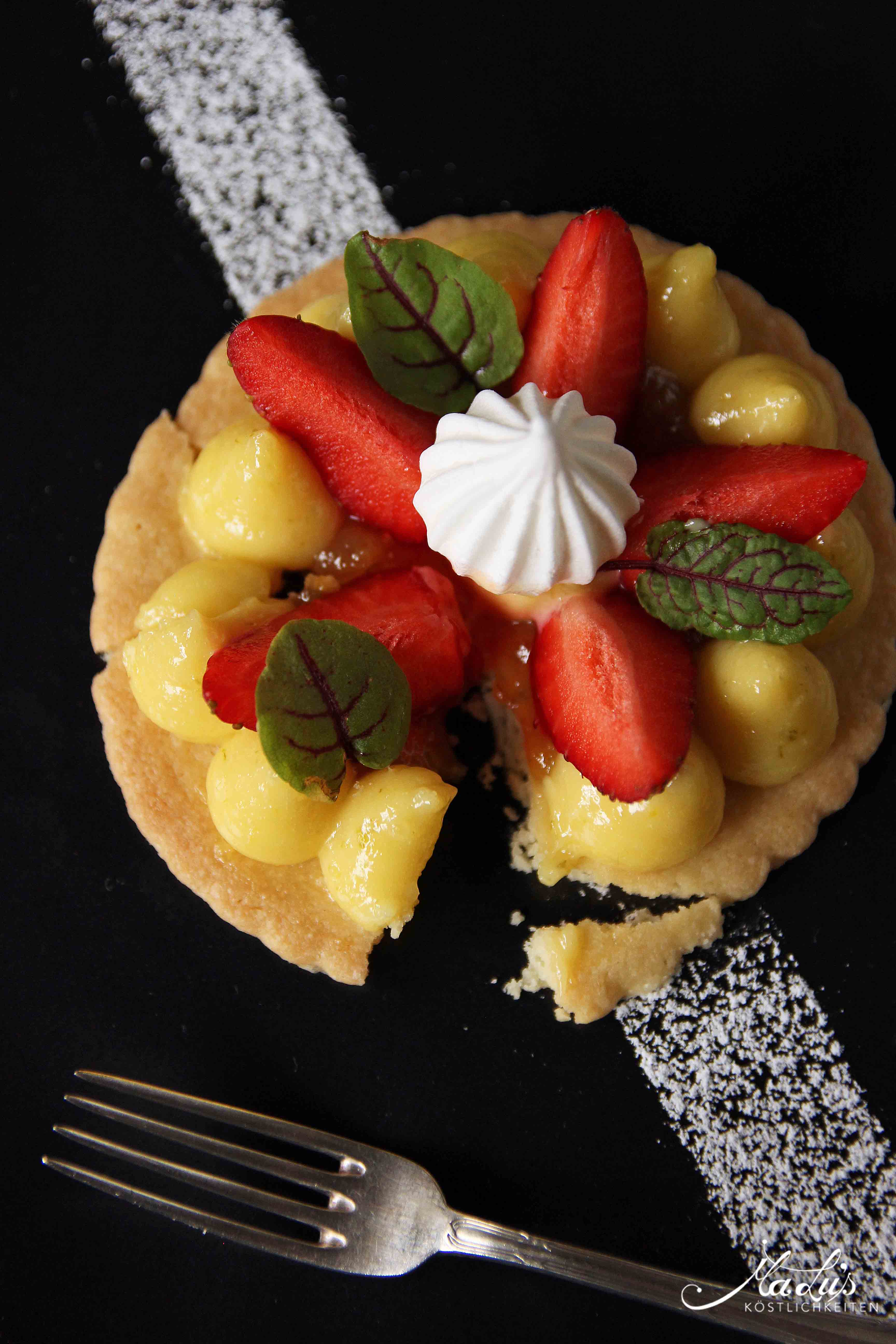 Zitronencreme auf Shortbread mit Erdbeeren - feines Dessert au citron