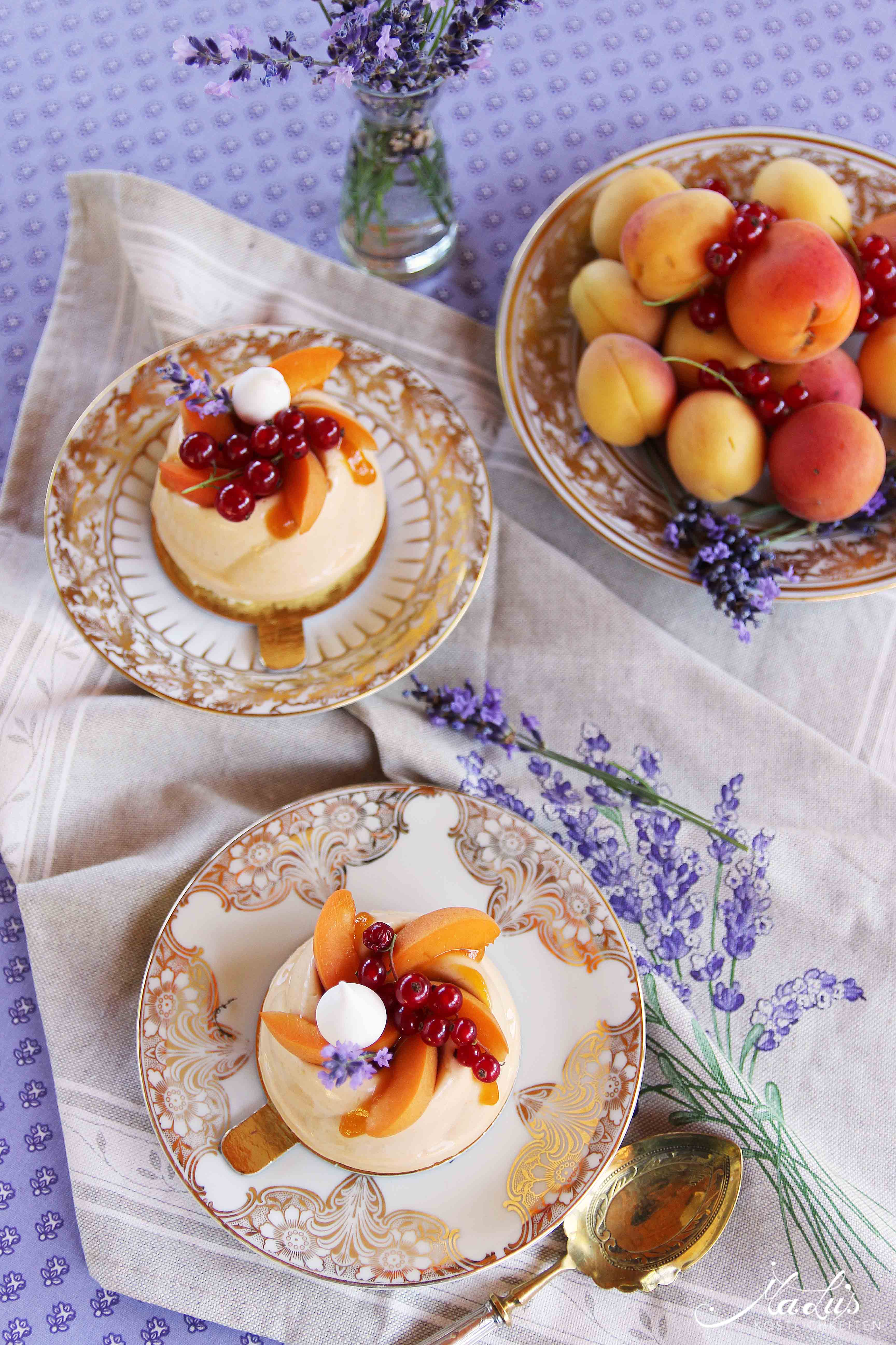 Aprikosentörtchen mit Johannisbeeren & Lavendel