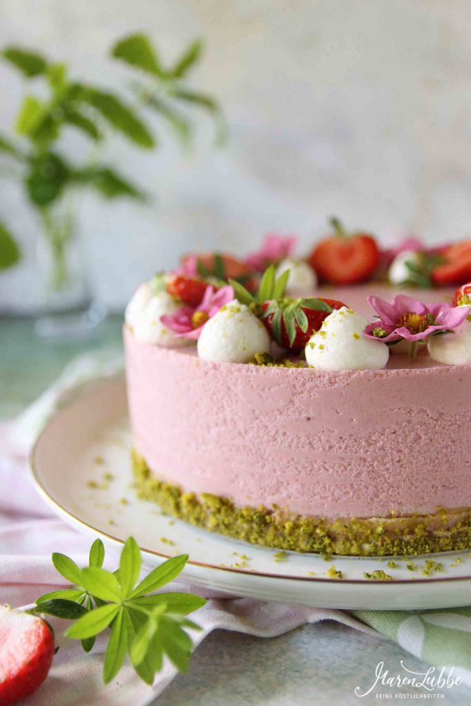 &amp;quot;La Primavera&amp;quot; - Erdbeer-Waldmeister Frischkäsetorte mit ...