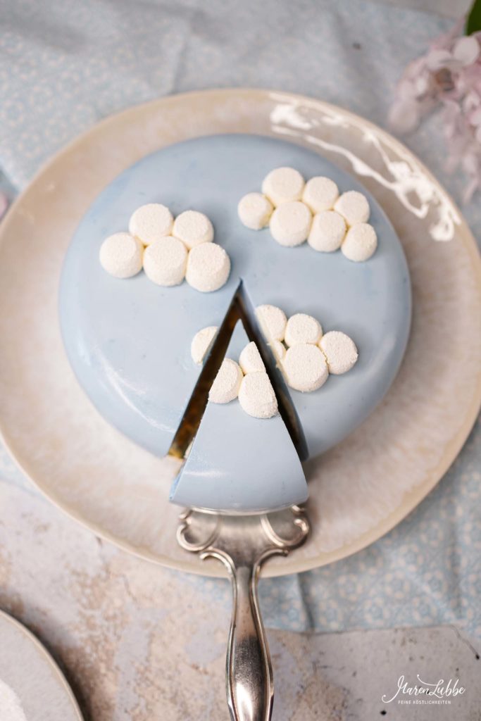 Wolke 7 - Natürlich himmelblaue Torte mit Kokos, Aprikose &amp; Physalis ...