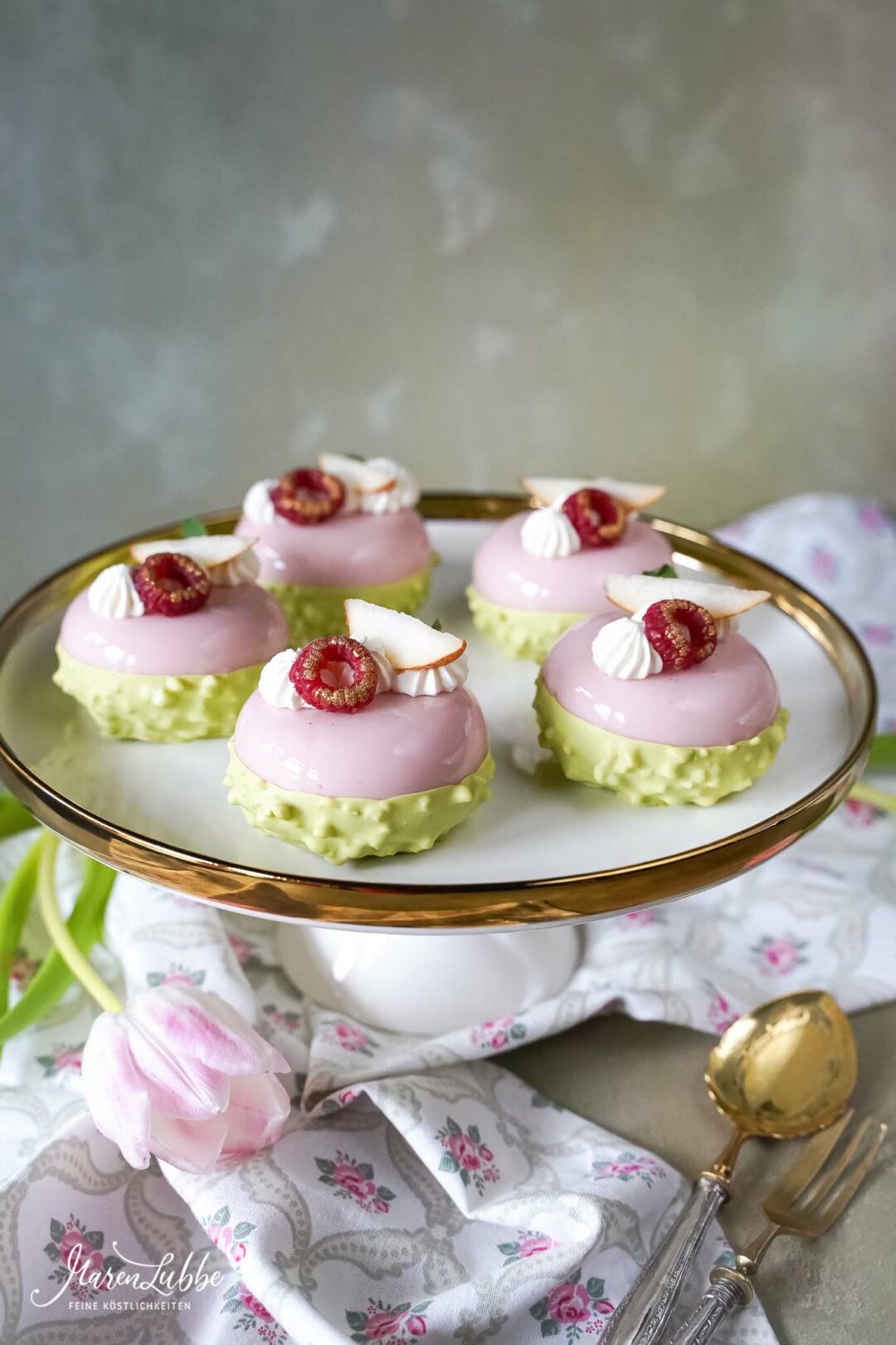 Sahniges Himbeertörtchen mit Karamellbirnen und Kürbiskernbiskuit ...