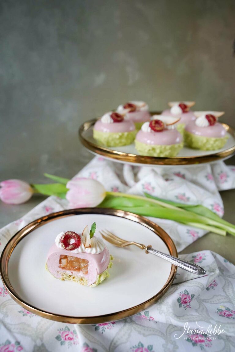 Sahniges Himbeertörtchen mit Karamellbirnen und Kürbiskernbiskuit ...