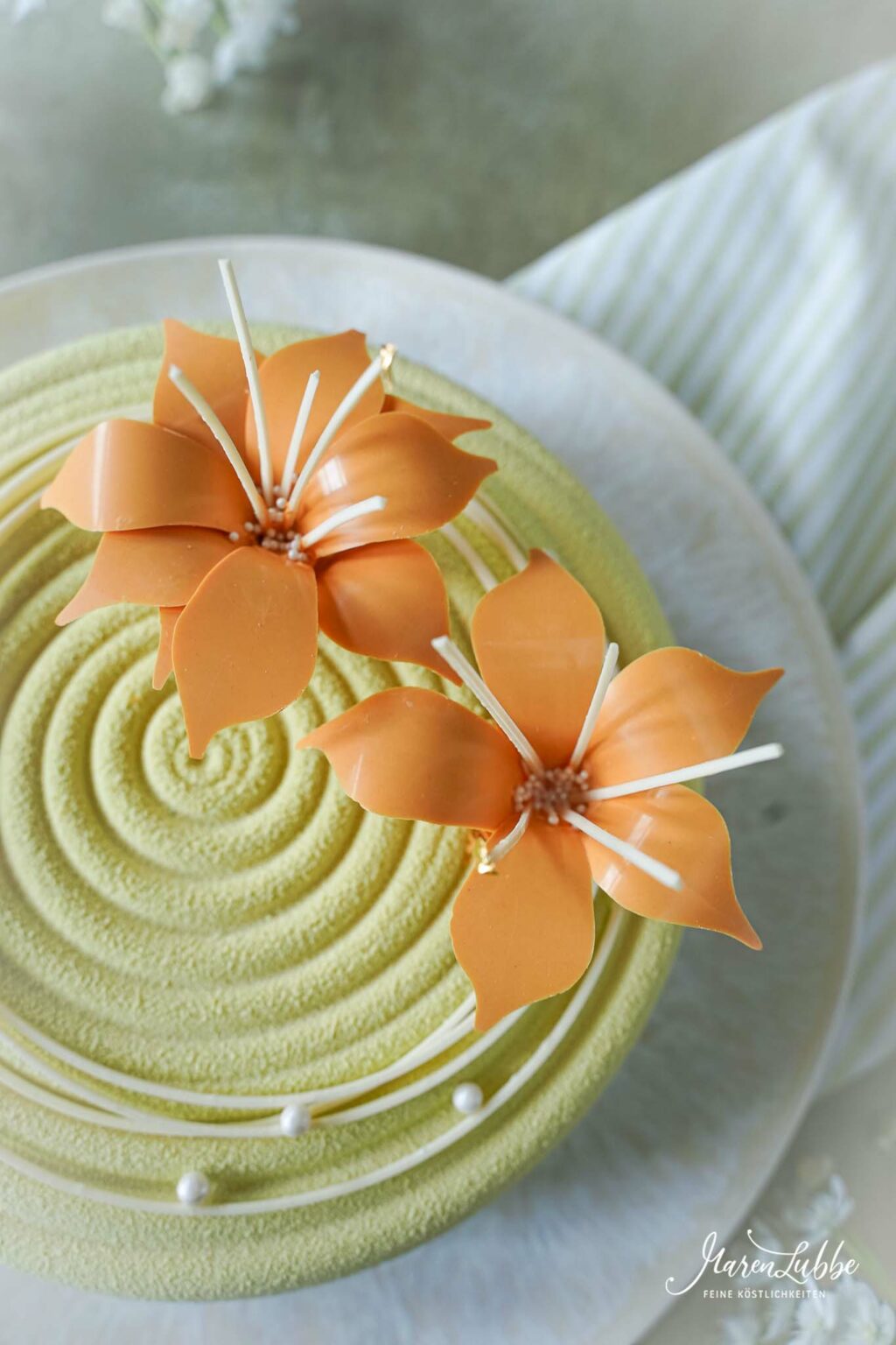 Aprikosen-Kalamansi Torte mit Pistazie und Schokoladenblüten - Maren ...