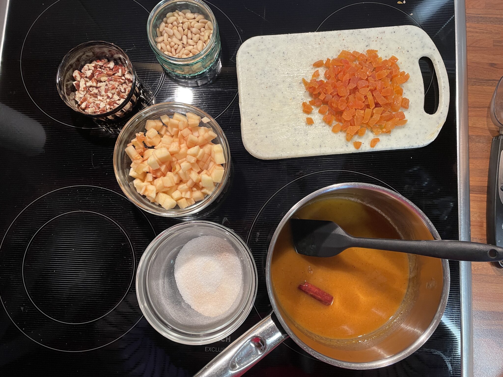 Mascarpone-Orangentorte mit Äpfeln, Aprikosen &amp; Pinienkernen - Maren ...