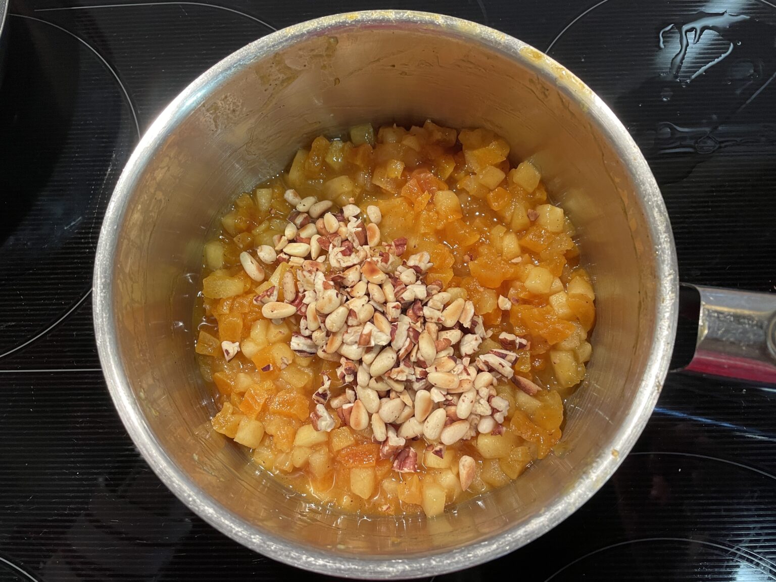 Mascarpone-Orangentorte mit Äpfeln, Aprikosen &amp; Pinienkernen - Maren ...