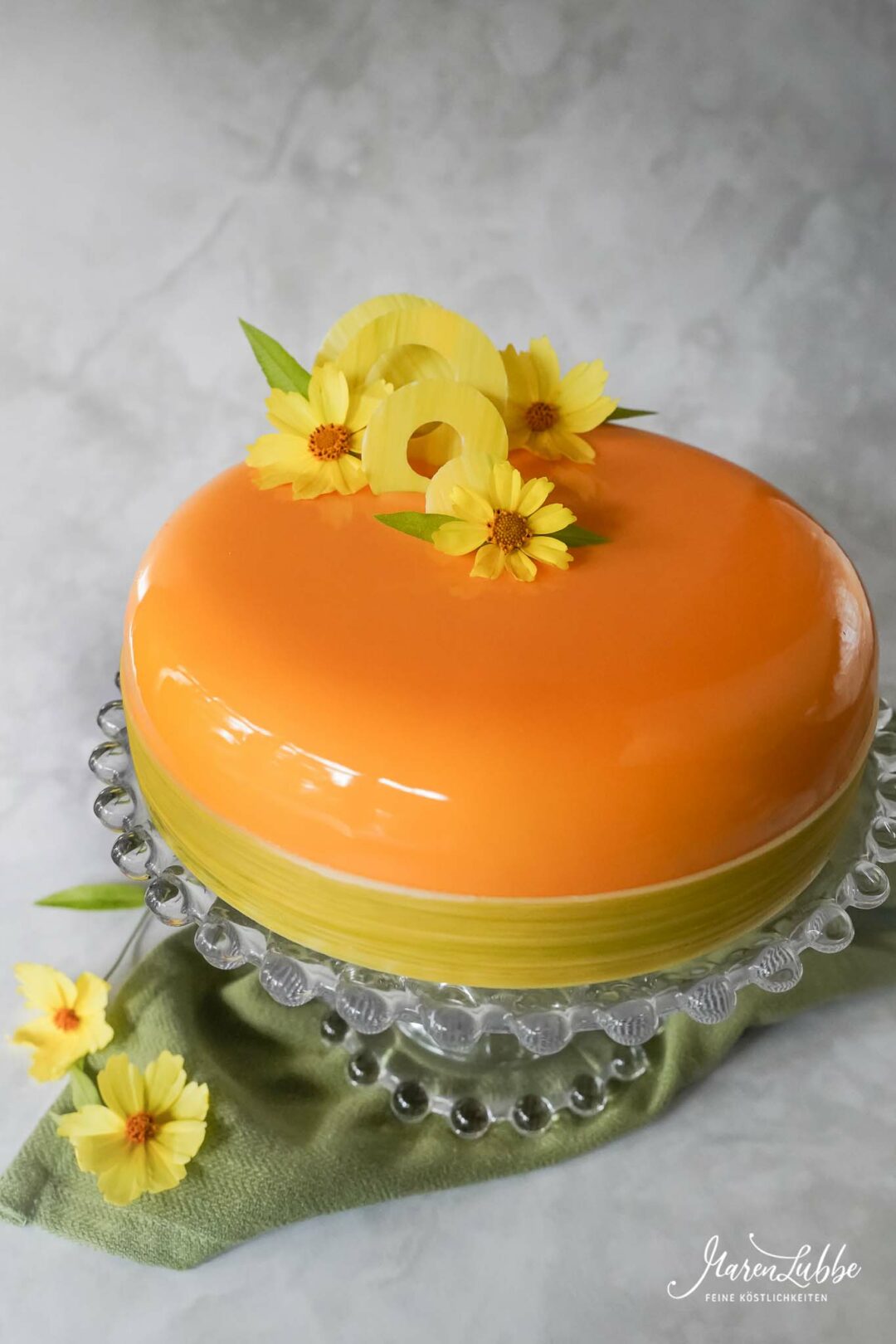 Mascarpone-Orangentorte mit Äpfeln, Aprikosen &amp; Pinienkernen - Maren ...