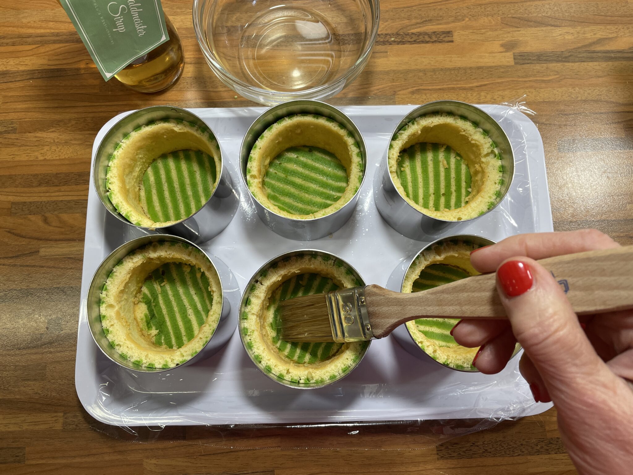 Waldmeistertörtchen mit Erdbeerherz - Maren Lubbe - Feine Köstlichkeiten Waldmeistertörtchen mit Erdbeerherz - Maren Lubbe - Feine Köstlichkeiten