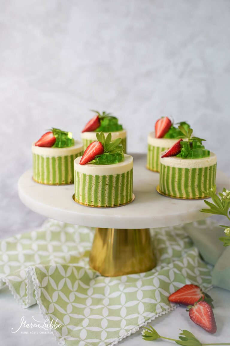 Waldmeistertörtchen mit Erdbeerherz - Maren Lubbe - Feine Köstlichkeiten Waldmeistertörtchen mit Erdbeerherz - Maren Lubbe - Feine Köstlichkeiten