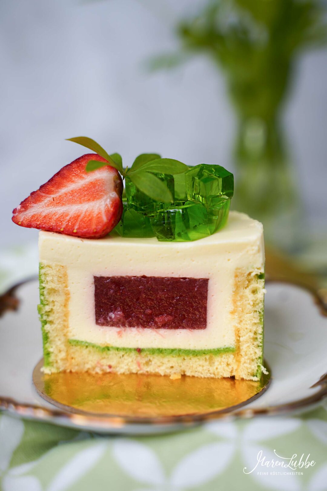 Waldmeistertörtchen mit Erdbeerherz - Maren Lubbe - Feine Köstlichkeiten Waldmeistertörtchen mit Erdbeerherz - Maren Lubbe - Feine Köstlichkeiten